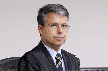 Presidente do Tribunal da Lava Jato diz que 'Lula não é bem-vindo onde ele está'