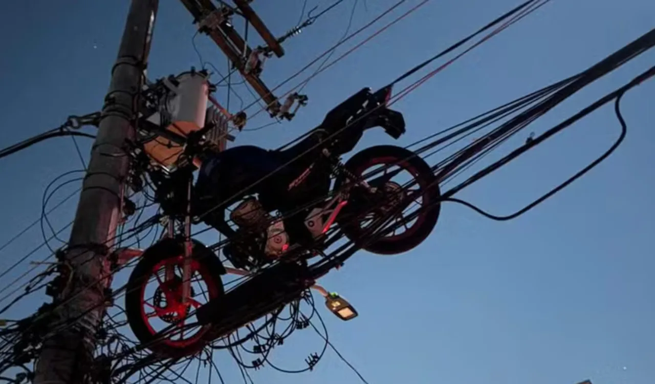 Moto vai parar em cima de poste após queda de balão