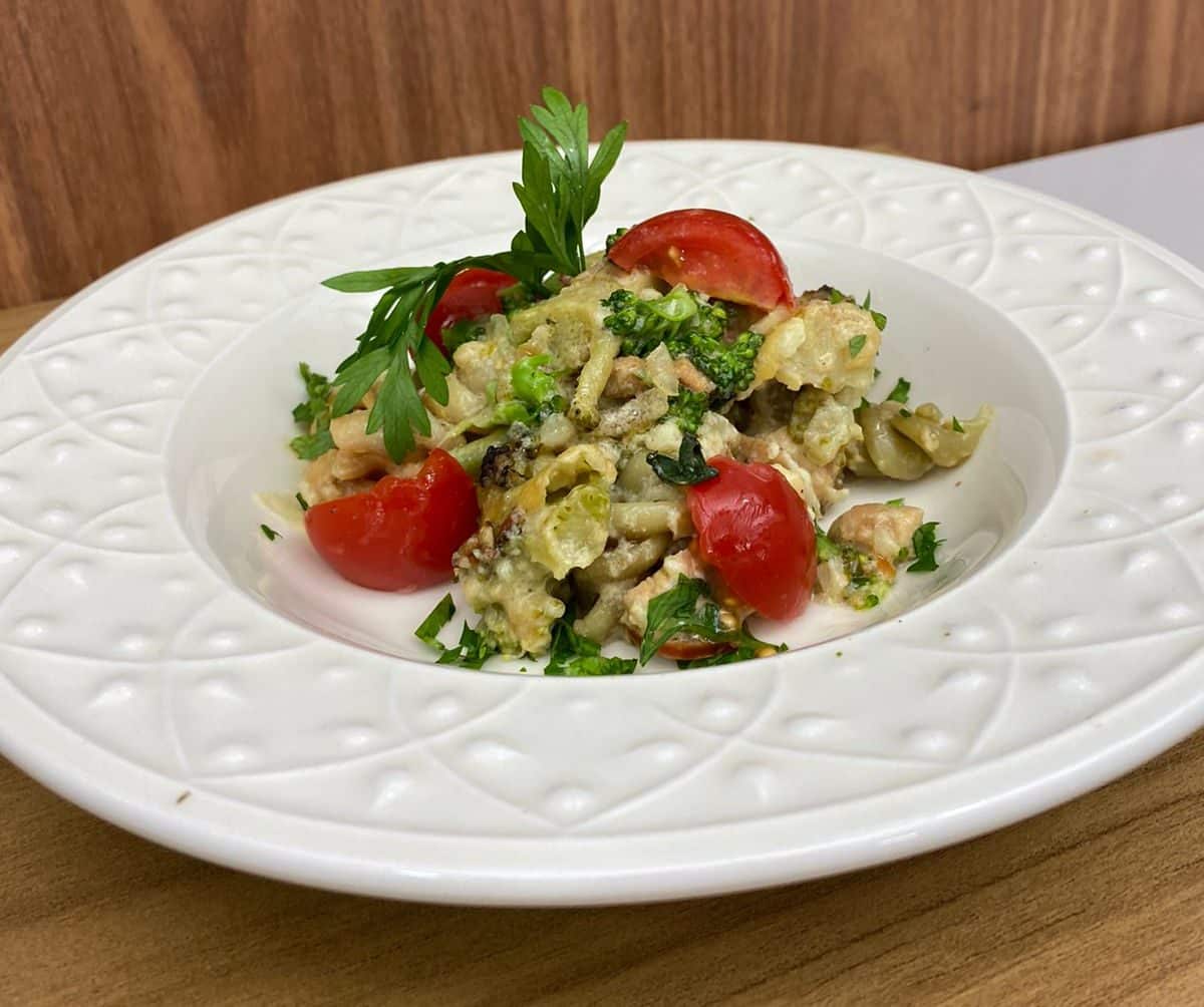 Gratinado de brócolis com tomate cereja e Fusilli