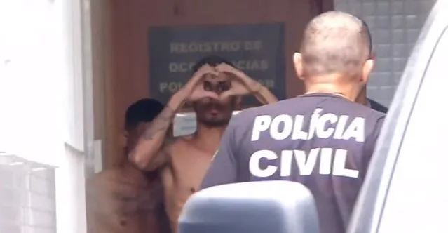 Com 10 mandados de prisão, líder do tráfico em Cariacica faz 'coraçãozinho' na delegacia