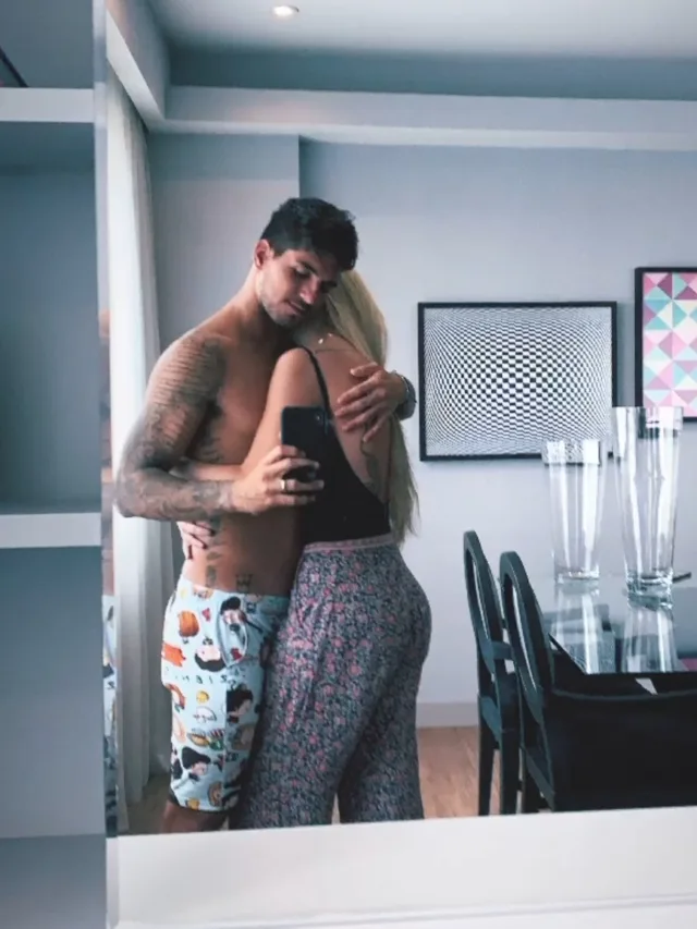 Gabriel Medina posta foto ao lado de Yasmin Brunet e exibe aliança de casamento