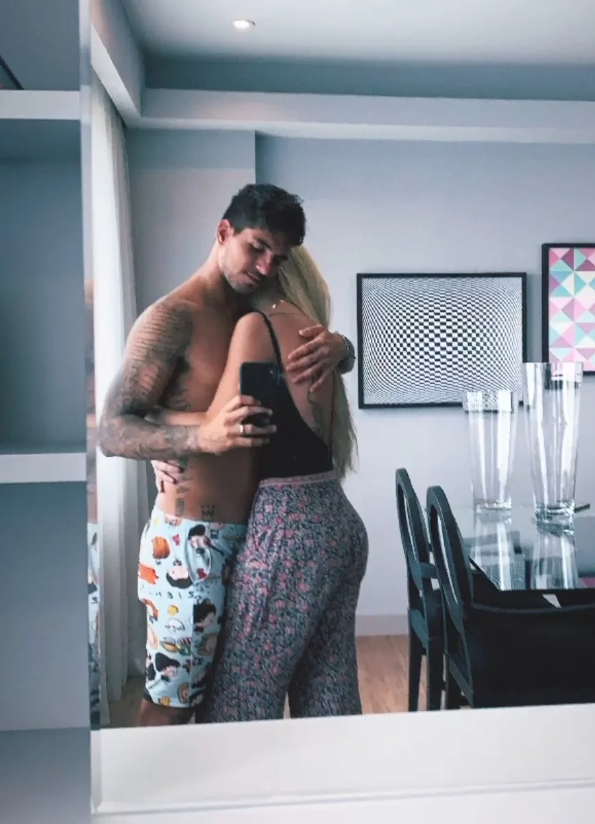 Gabriel Medina posta foto ao lado de Yasmin Brunet e exibe aliança de casamento