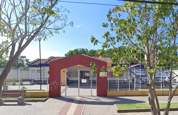 Bandidos invadem escola e deixam salas de aula destruídas na Serra