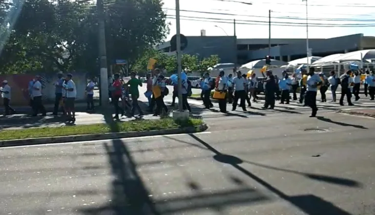 Rodoviários voltam a protestar e interditam parte da Reta da Penha