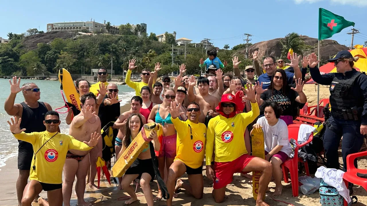 Jovens com Síndrome de Down aprendem segurança no mar em Vitória