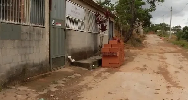 Família sai para comemorar o Dia das Mães e quando volta descobre que a casa foi roubada em Cariacica