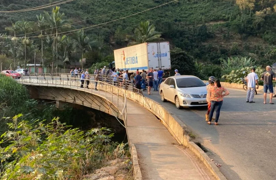 Motociclista morre após ser atropelado por caminhão-baú em Santa Maria de Jetibá