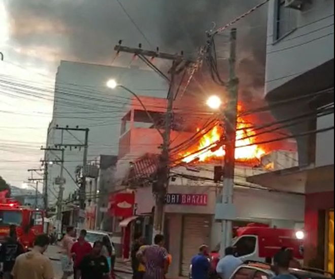 VÍDEO | Incêndio atinge loja de assistência técnica no Centro de Colatina