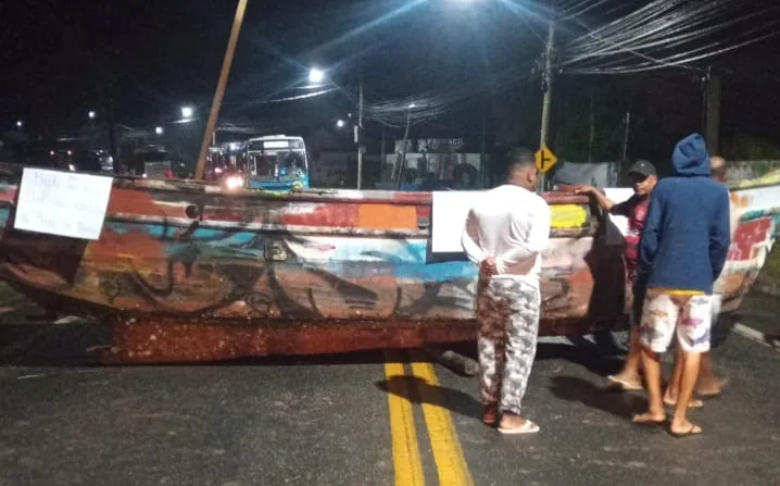 Protesto: pescadores colocam barco no meio da pista e fecham rodovia na Serra