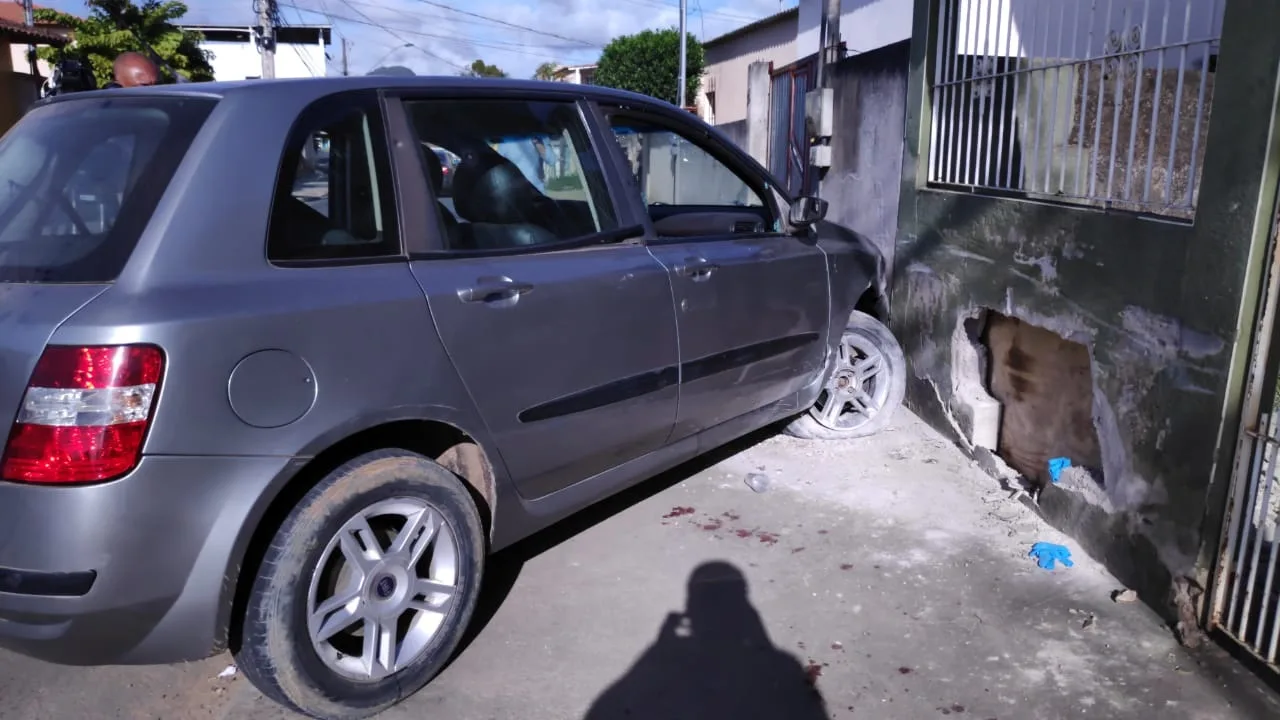 Susto! Carro é alvejado por criminosos e três pessoas ficam feridas em Cariacica