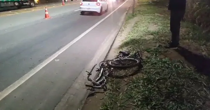 Ciclista morre após ser atingido por moto na BR-101 na Serra