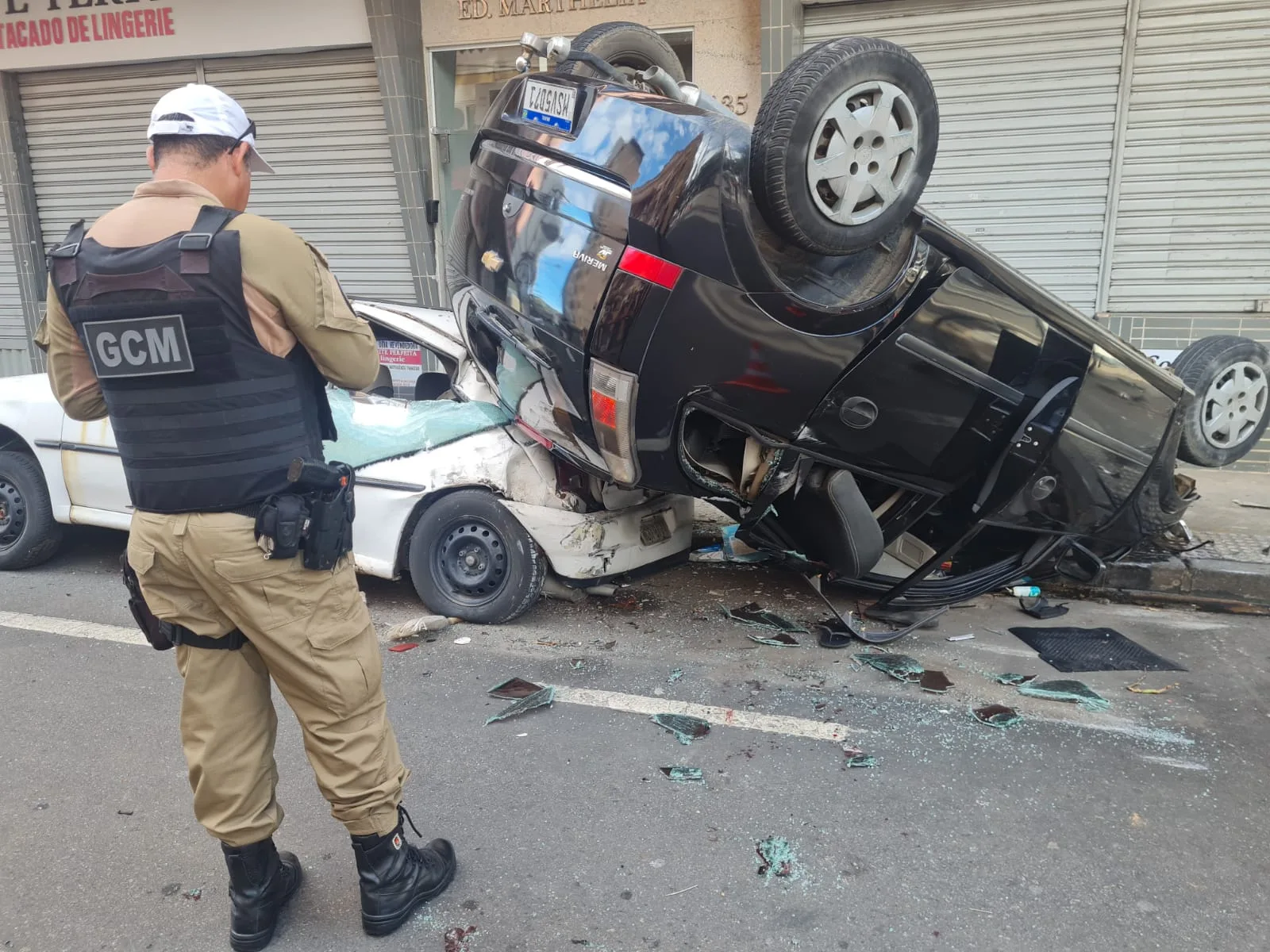 VÍDEO | Carro capota em acidente no Centro de Vitória e motorista foge