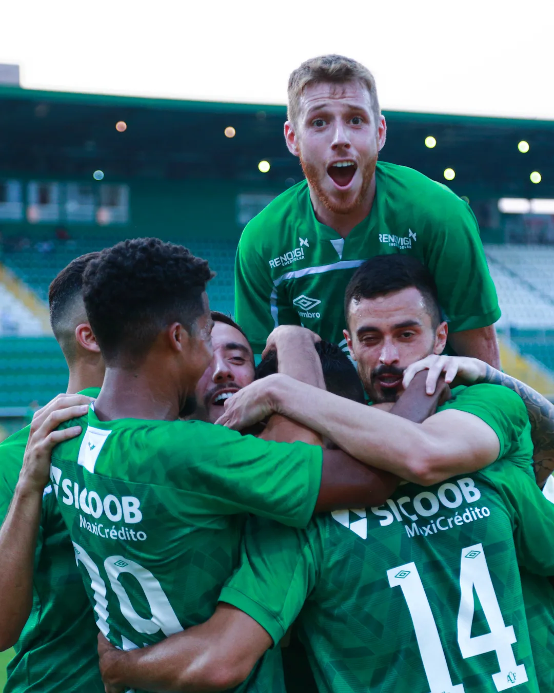 Mesmo com acesso, elenco da Chapecoense cruza os braços para cobrar débitos