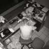 VÍDEO | Homem aproveita janela mal fechada e invade restaurante na Praia do Morro, em Guarapari