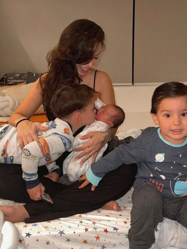 Gabi Brandt publica 1ª foto com os três filhos e encanta seguidores