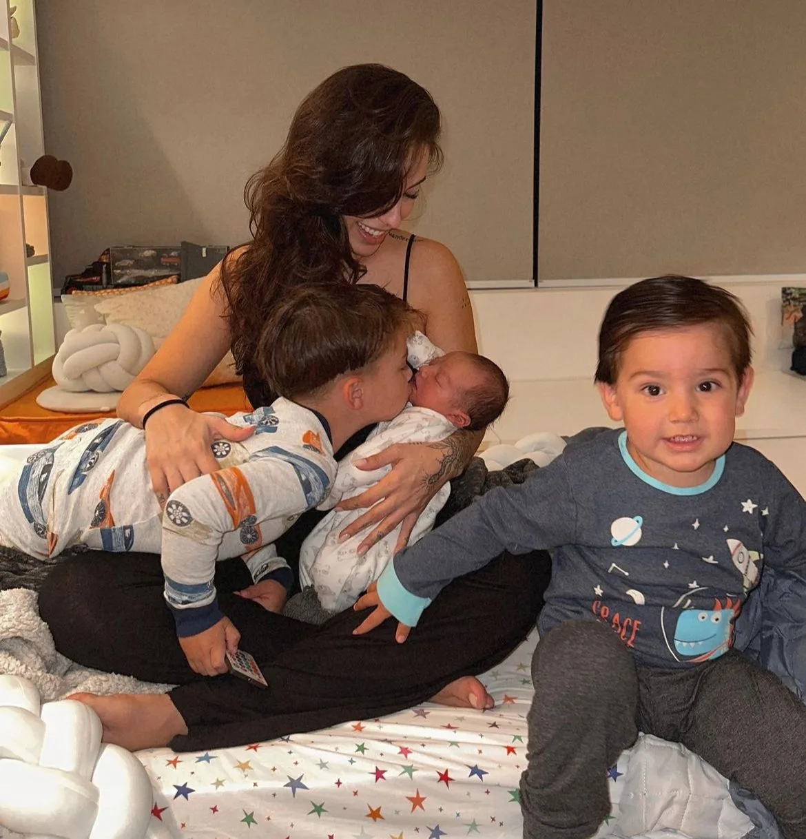 Gabi Brandt publica 1ª foto com os três filhos e encanta seguidores