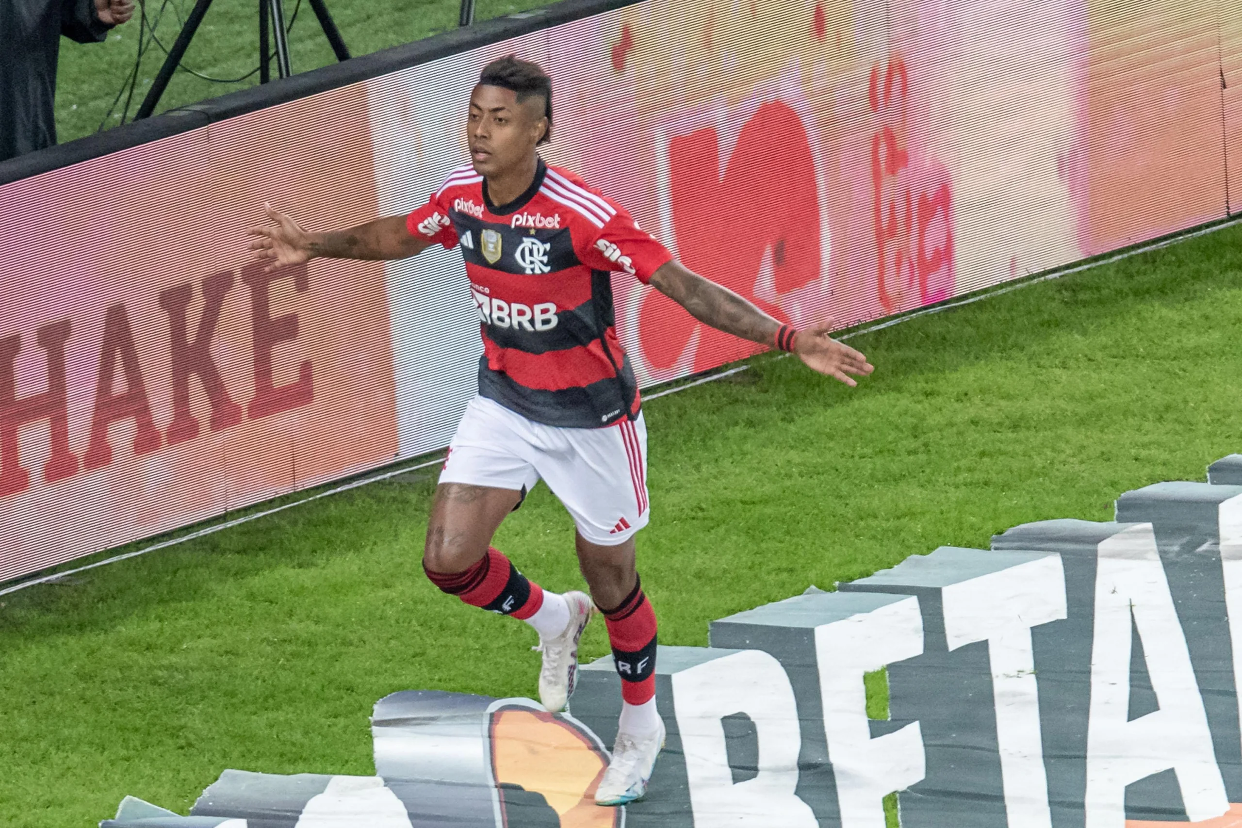 Bruno Henrique garante virada do Flamengo sobre o Athletico-PR na Copa do Brasil