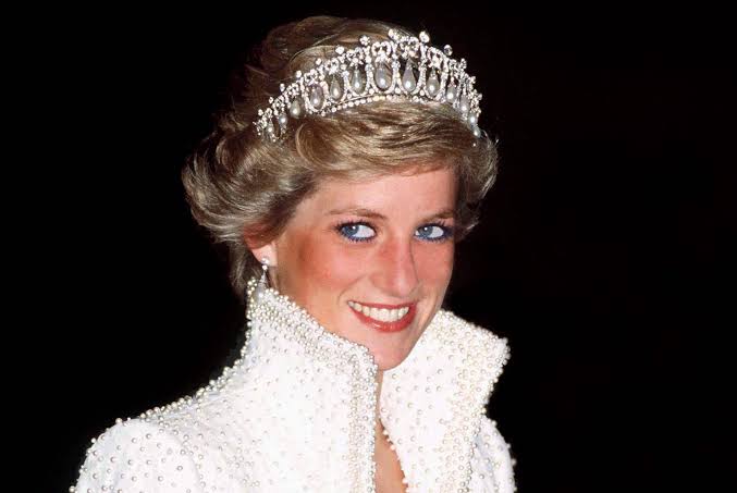 Depois que a filha de príncipe Harry foi batizada em homenagem à princesa Diana, conheça mais sobre o icônico estilo dela!