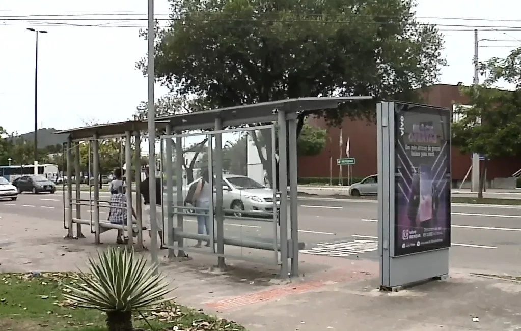 Homem é baleado em ponto de ônibus ao sair de festa com a namorada em Vitória