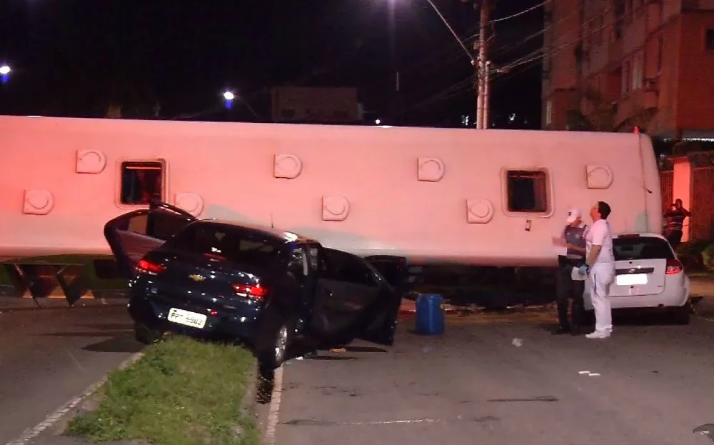 Idosa que estava em carro atingido por ônibus desgovernado está em estado grave