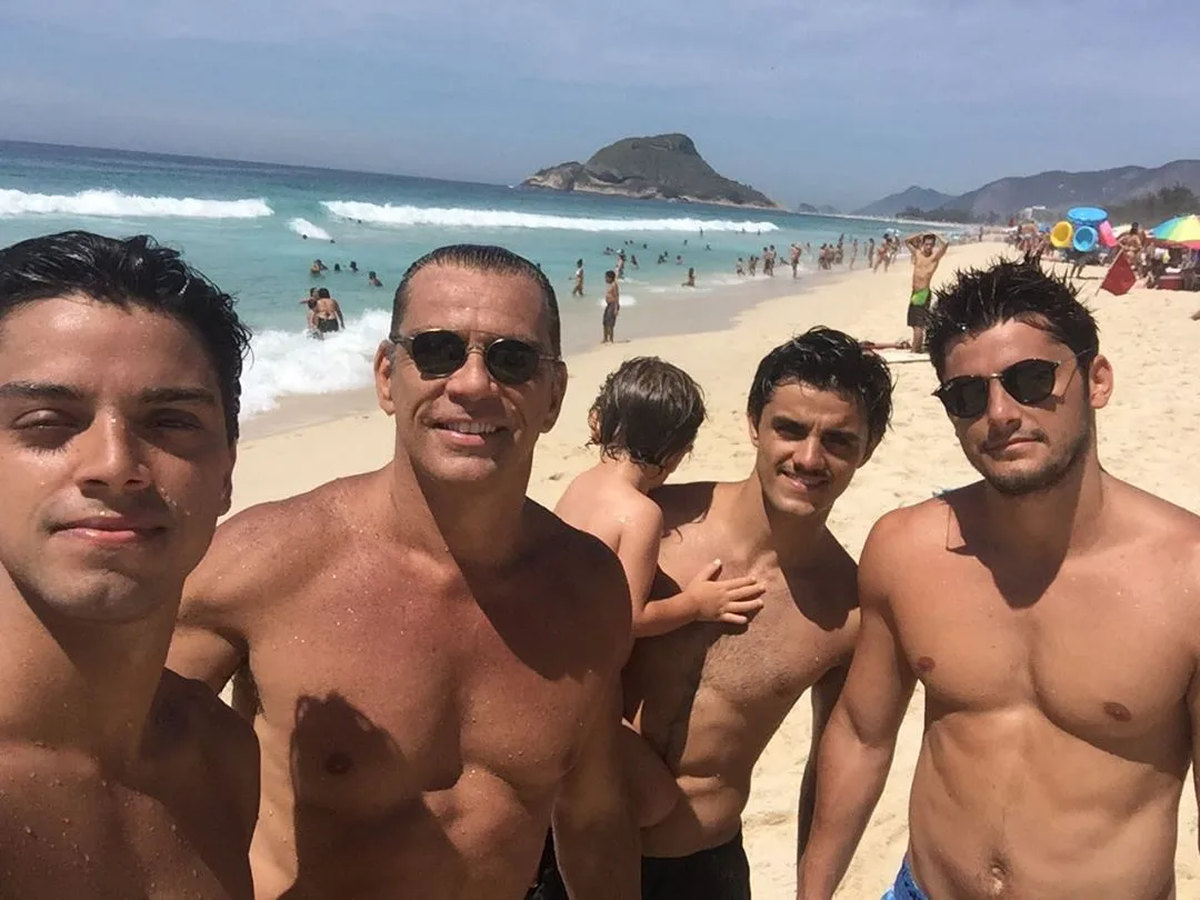 Irmãos Simas posam sem camisa ao lado de Beto Simas e são tietados na web: Significado de tanto faz