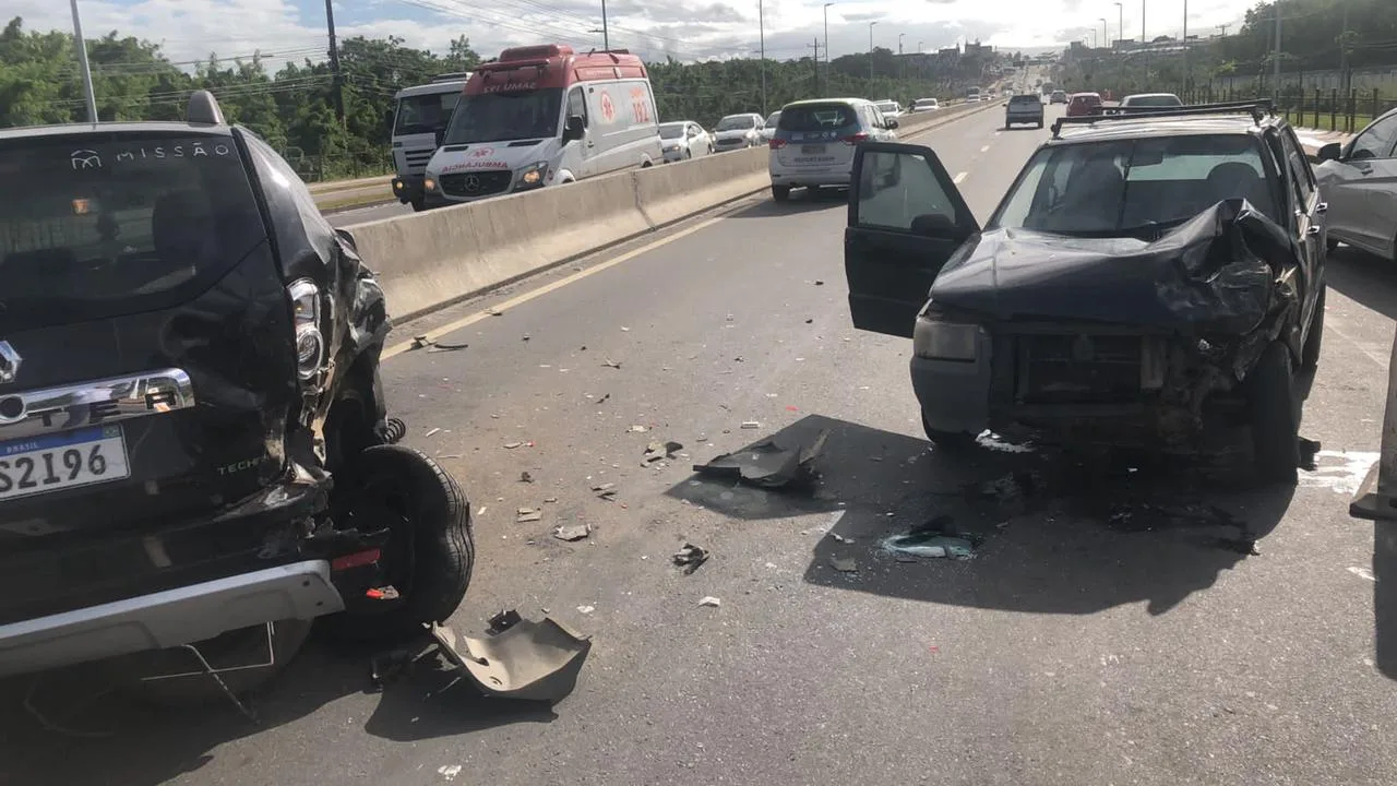 Motorista fica ferido após dormir ao volante e bater na traseira de carro em Vitória