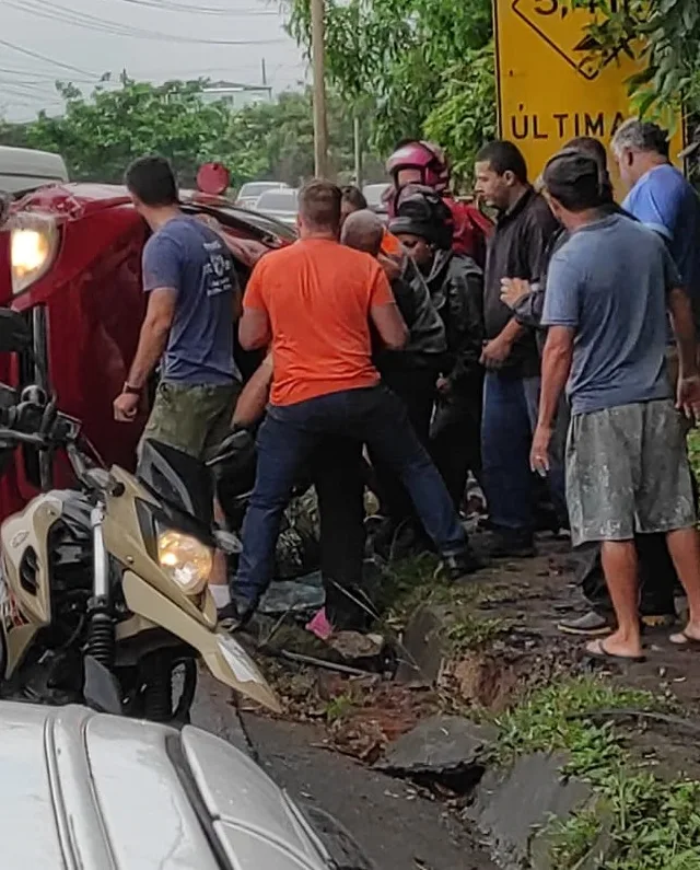 VÍDEO | Três mulheres ficam feridas após carro capotar na Serra