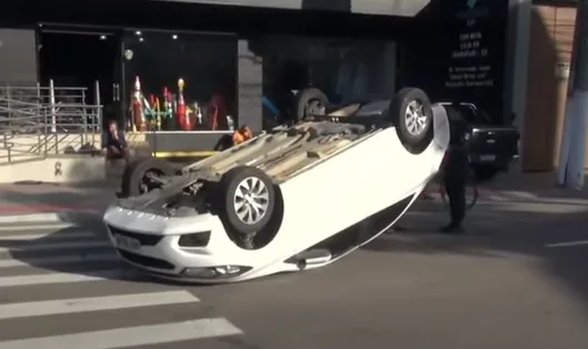 Mulher fica ferida após carro de aplicativo capotar na saída da 3ª Ponte