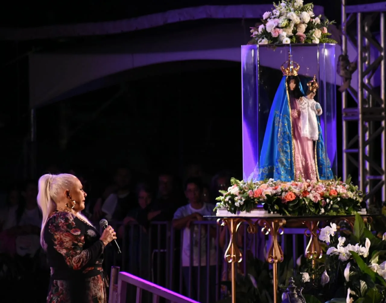 Mesmo rouca, Fafá de Belém emociona capixabas em show na Festa da Penha. Veja fotos