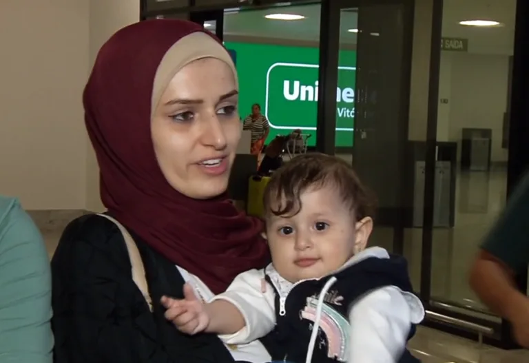 VÍDEO | “Andei mais de 2 horas para sair de Gaza”, diz mãe de bebê capixaba resgatada da guerra