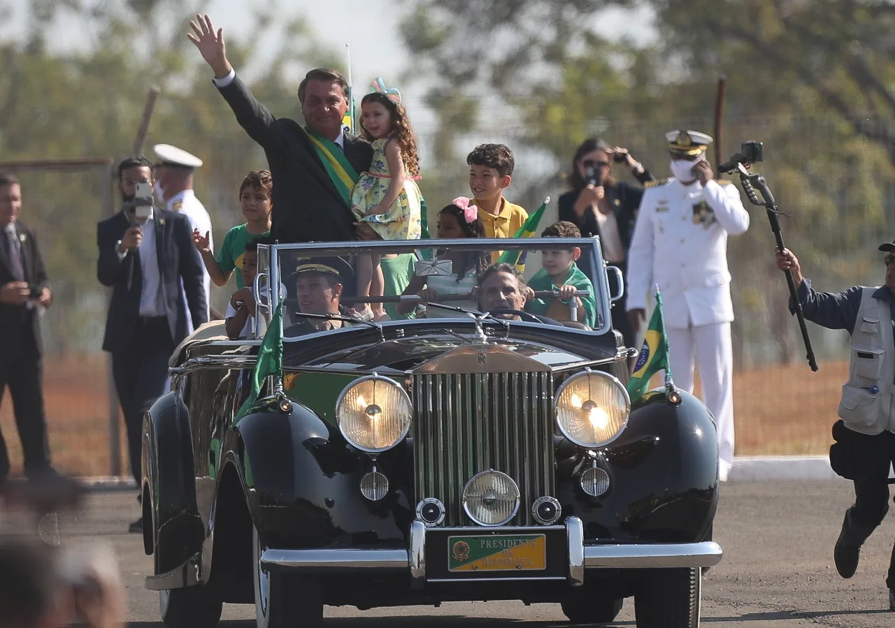 Nelson Piquet vira 'motorista' do Rolls-Royce presidencial com Bolsonaro