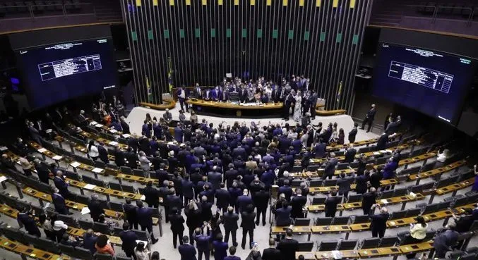 Prazo para deputados trocarem de partido sem perder mandato termina nesta sexta