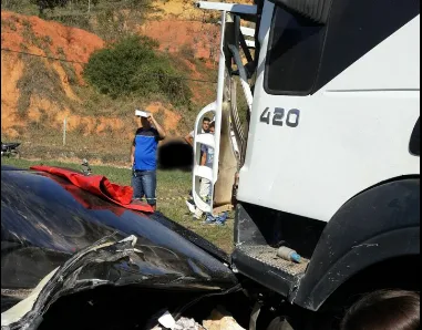 Motorista morre em acidente entre carro e carreta no sul do Estado