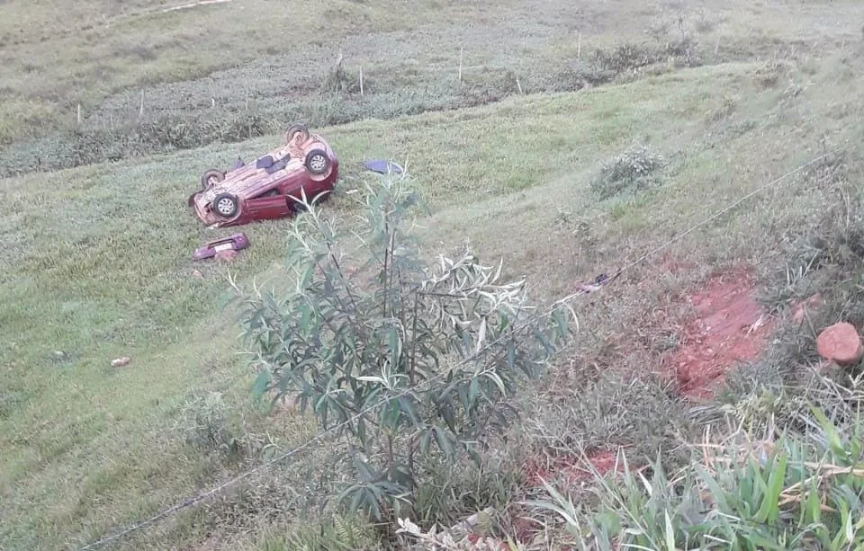 Carro capota com mulher grávida em trabalho de parto e bebê morre na região Serrana do ES