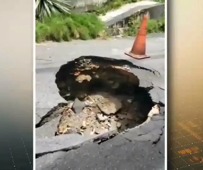 Cratera se forma em rua na Serra e preocupa moradores