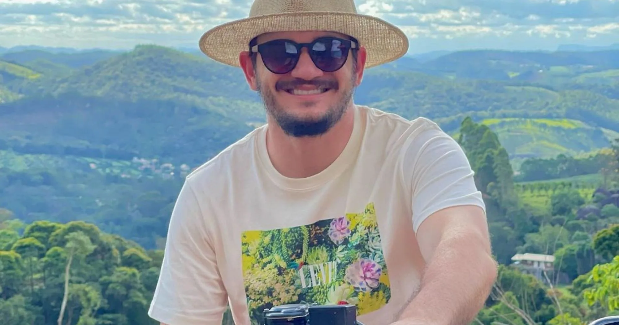 Padre Patrick posa em Pedra Azul após foto de réveillon em Vila Velha