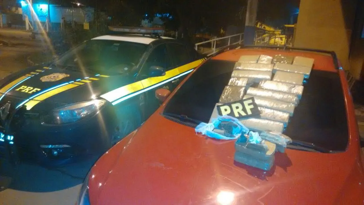 Motorista foge e carro roubado é encontrado com 18kg de drogas em Ibatiba