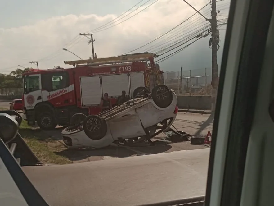 Carro capota e motorista fica preso às ferragens após acidente na Serra