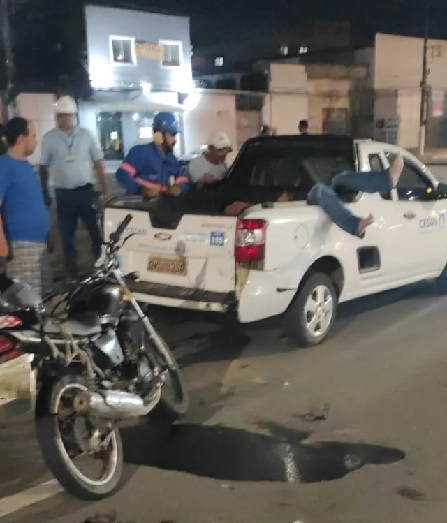 Motociclista bate em caminhonete e cai 'de pernas para o ar' dentro de carroceria em Vila Velha