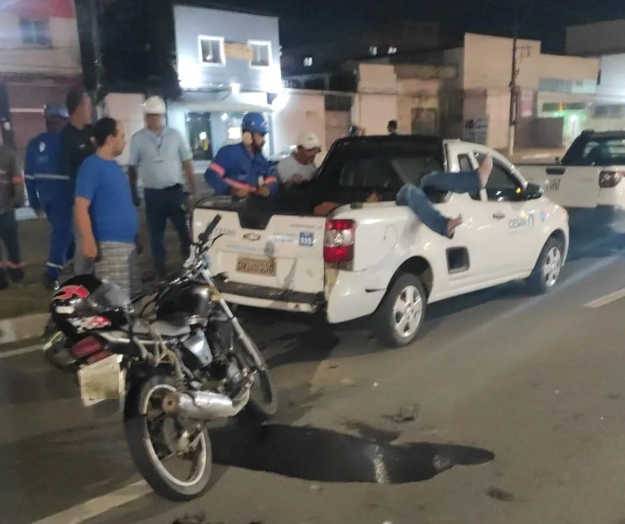 Motociclista bate em caminhonete e cai 'de pernas para o ar' dentro de carroceria em Vila Velha