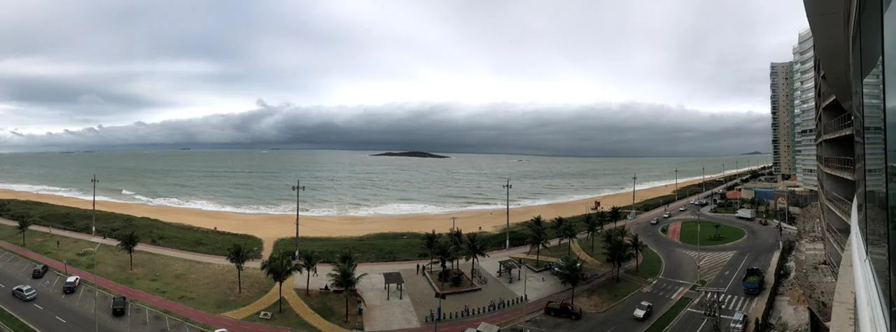 Após relatos de mau cheiro em praias, Cesan realiza limpeza em Vila Velha