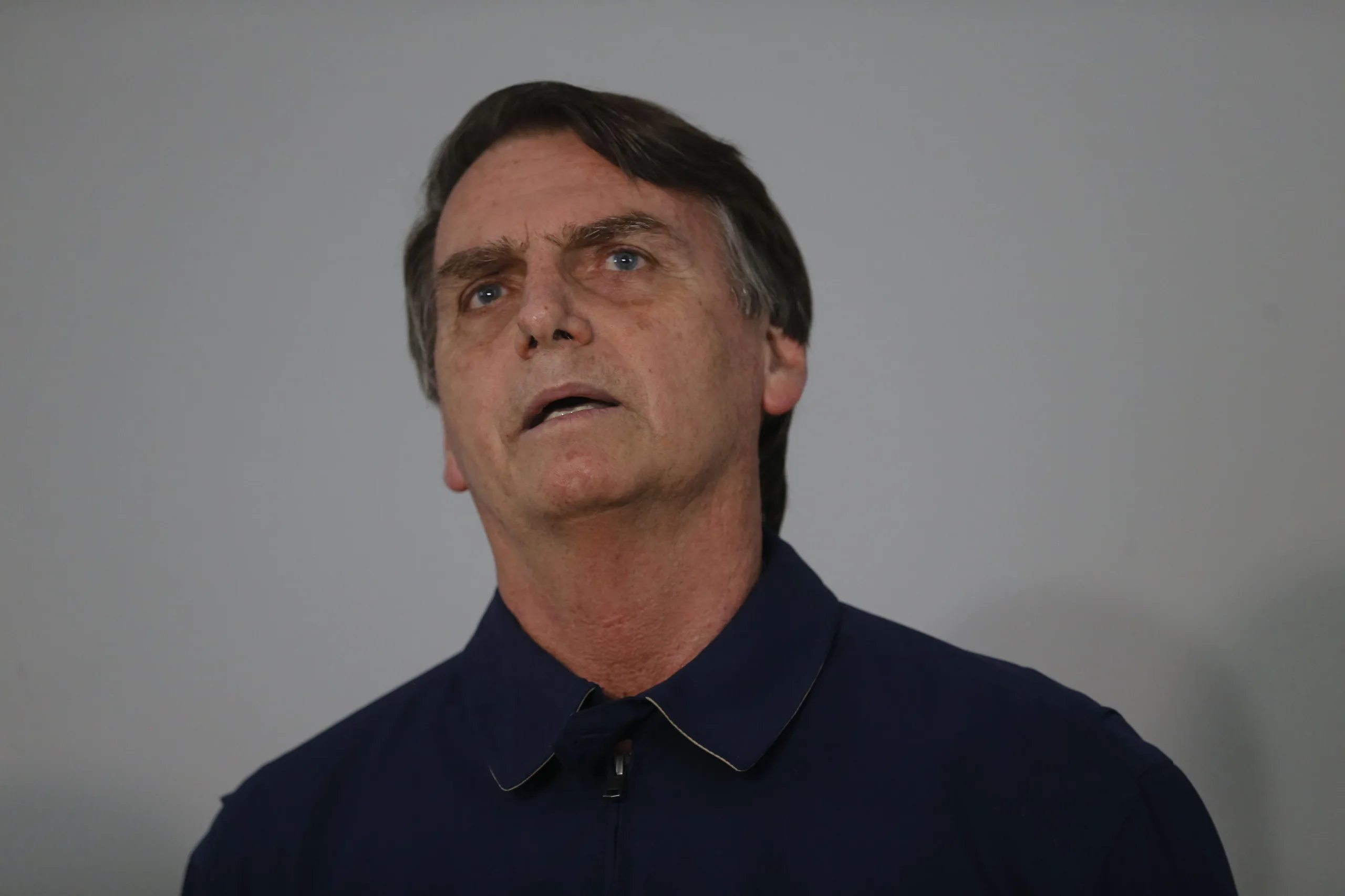 Rio de Janeiro – O candidato à presidencia da República Jair Bolsonaro (PSL) concede entrevista ao receber faixa preta de jiu-jitsu em homenagem de lutadores, no bairro Jardim Botânico. (Foto: Fernando Frazão/Agência Brasil)