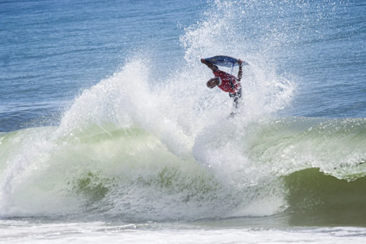 Feras das ondas abrem o Circuito Estadual de Bodyboarding na Barra do Jucu