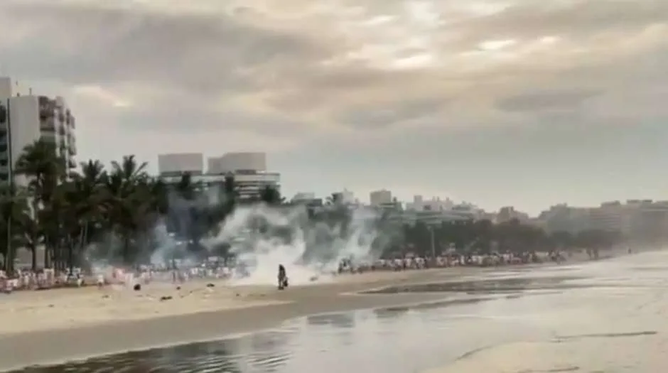 PM usa bombas para dispersar luau clandestino em praia badalada de Bertioga