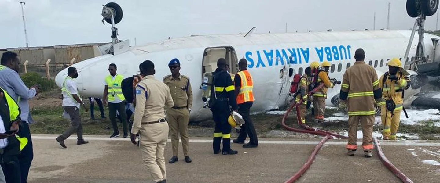 Avião fica de 'ponta cabeça' durante pouso na Somália, e todos a bordo sobrevivem