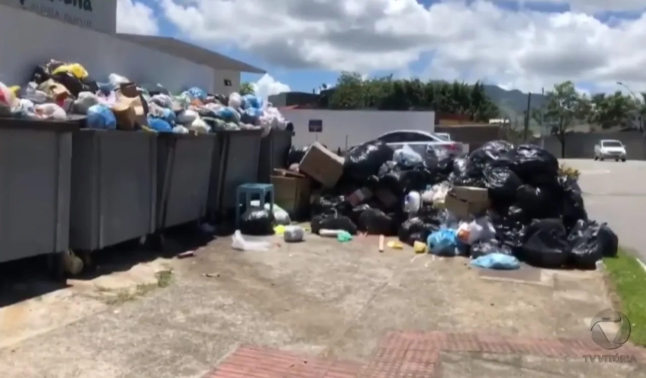 Após cinco dias de greve dos motoristas coletores, lixo continua acumulado nas ruas da Grande Vitória