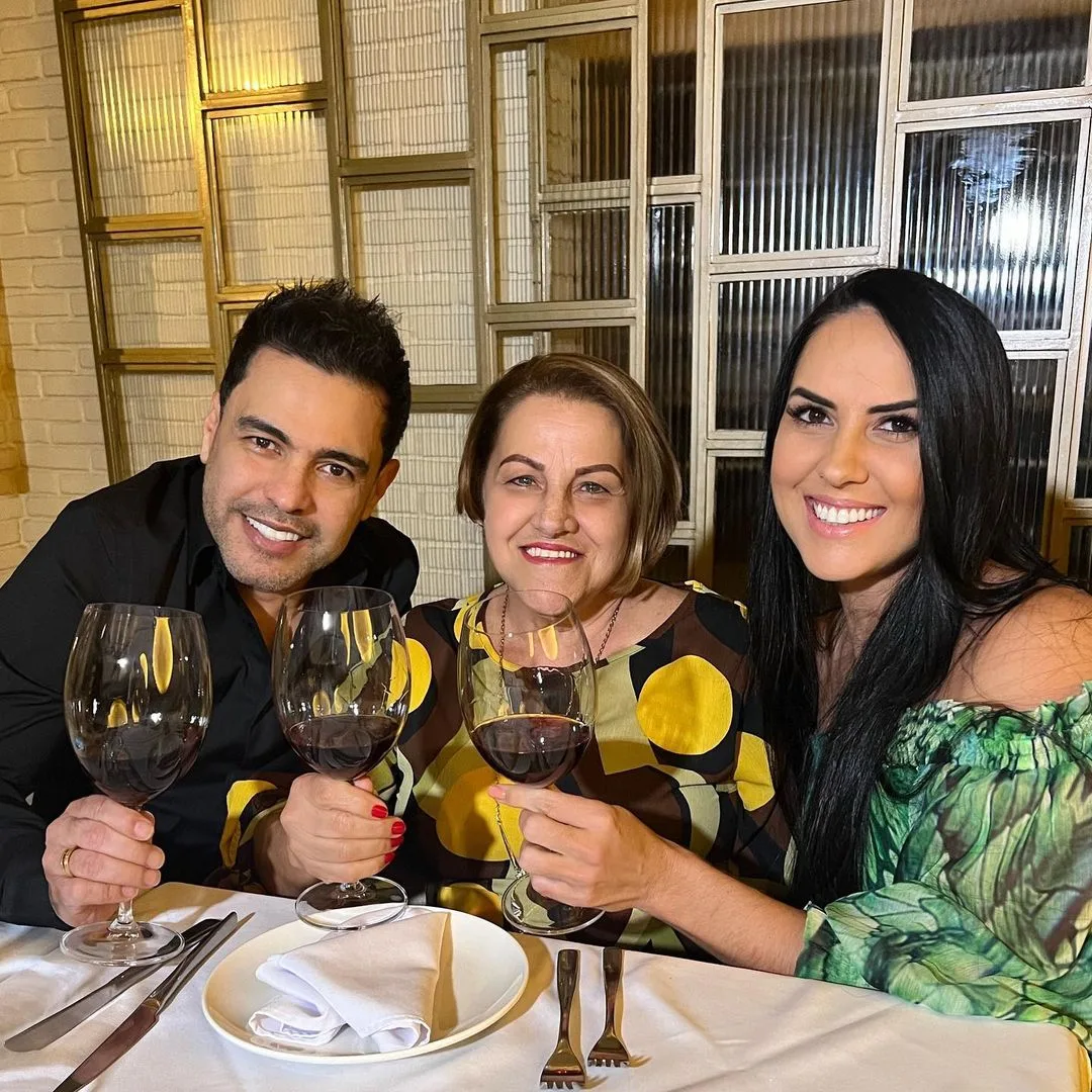 Com Graciele, Zezé Di Camargo surge no ES e posa com a sogra em festa