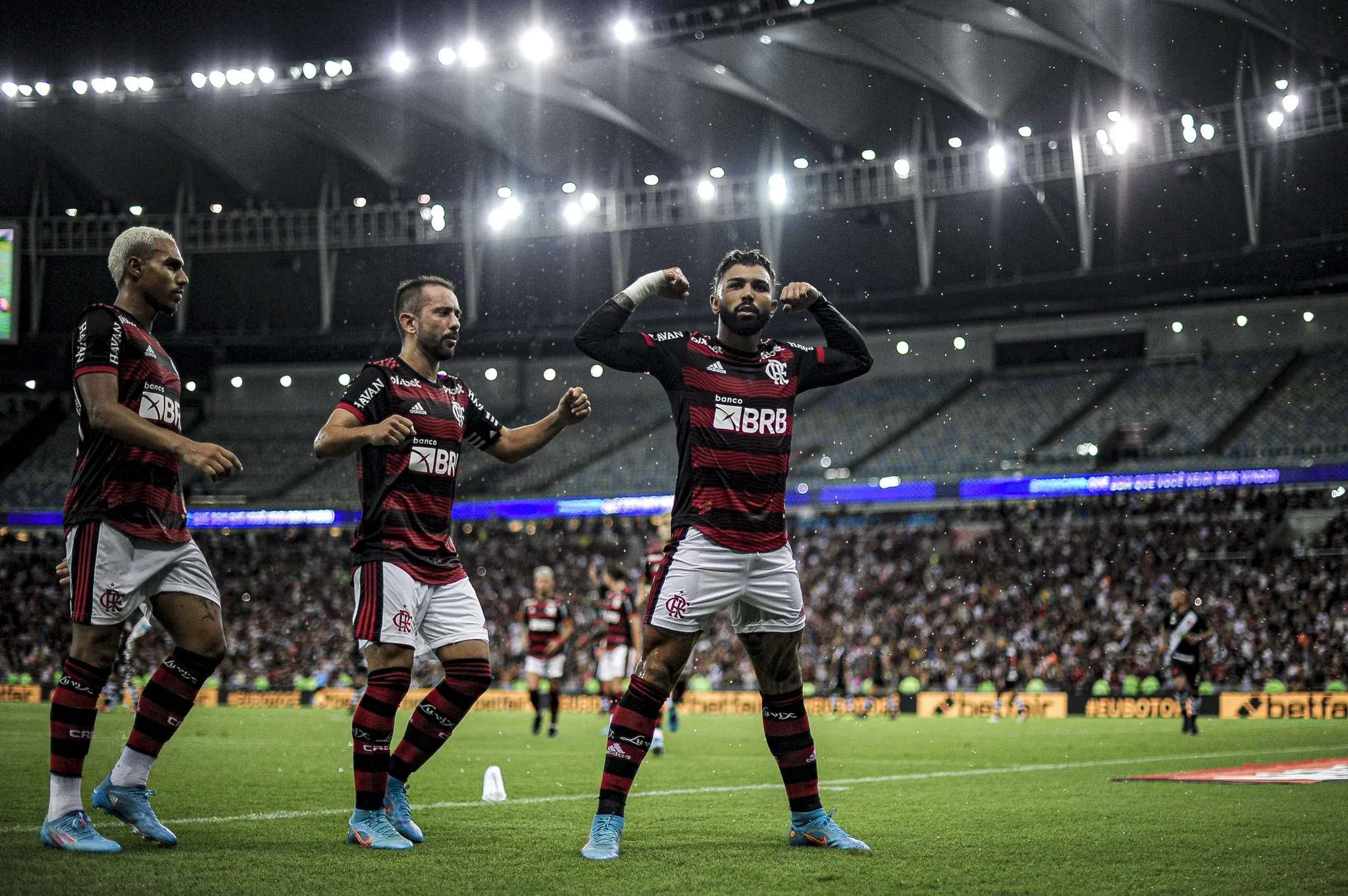 Em jogo decepcionante, Flamengo vence o Vasco no 1º duelo da semifinal do Carioca