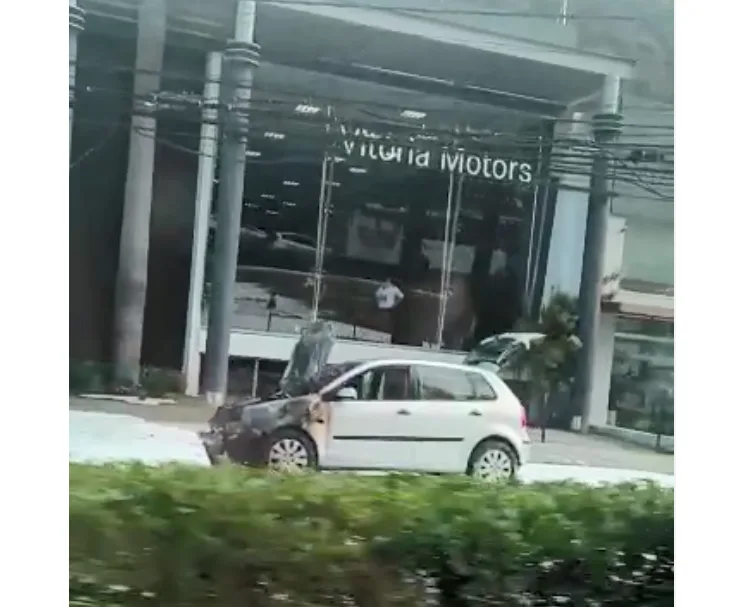 VÍDEO | Carro pega fogo na Reta da Penha e pista é interditada