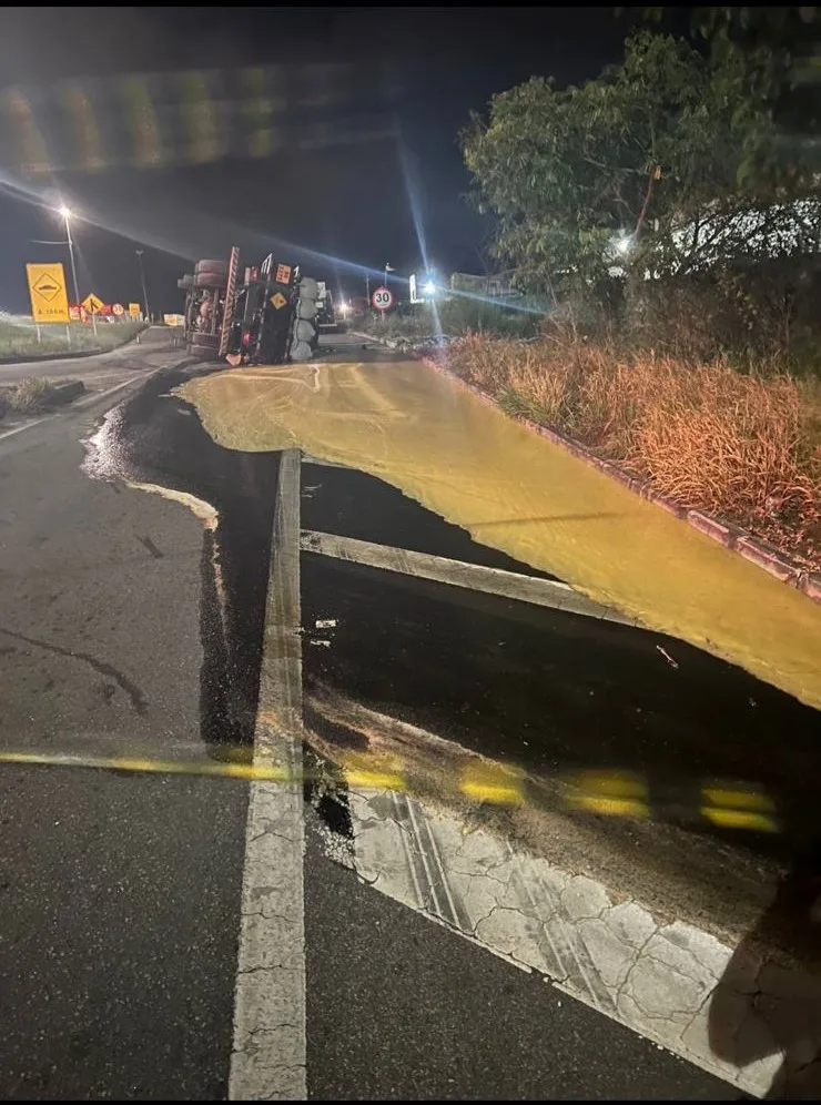 Caminhão com nitrato de amônio tomba em rodovia de Colatina